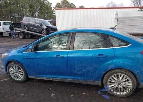 2017 Ford Focus Titanium z USA, uszkodzony, nr VIN 1FADP3J2XHL264244